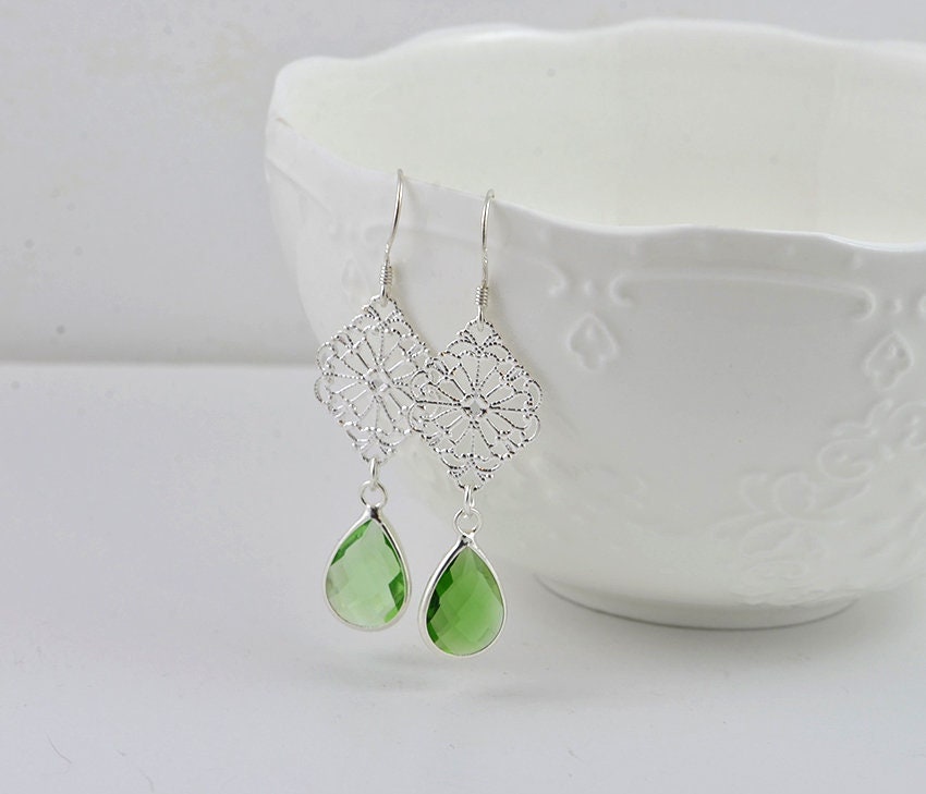 Grüne Tropfen Filigrane Ohrringe, Sterling Silber Grüne Baumeln Glastropfen, Kristall Smaragd Brautjungfer Ohrringe Schmuck von InVogueDesignStudio