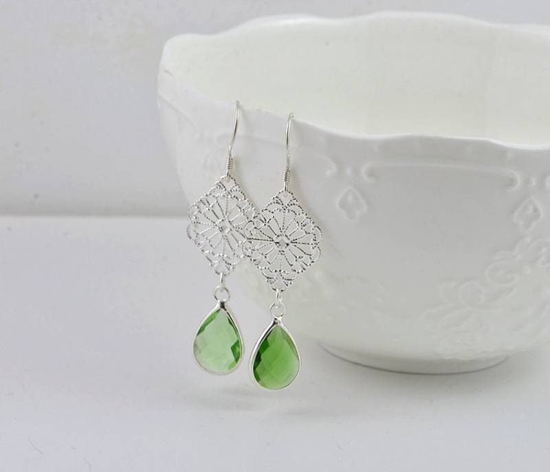 Grüne Tropfen Filigrane Ohrringe, Sterling Silber Grüne Baumeln Glastropfen, Kristall Smaragd Brautjungfer Ohrringe Schmuck von InVogueDesignStudio