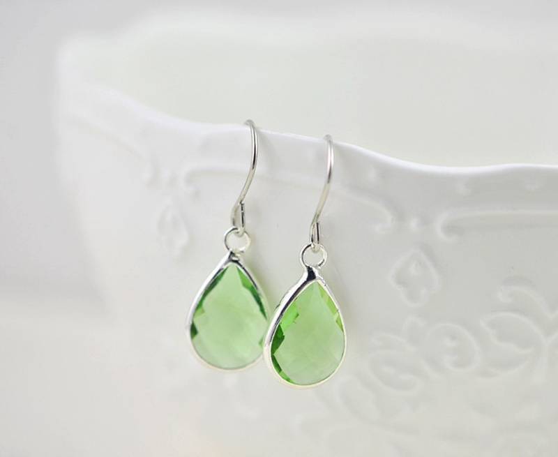 Smaragd Grün Teardrop Ohrringe Silber Brautjungfern Schmuck, Sterling Haken von InVogueDesignStudio
