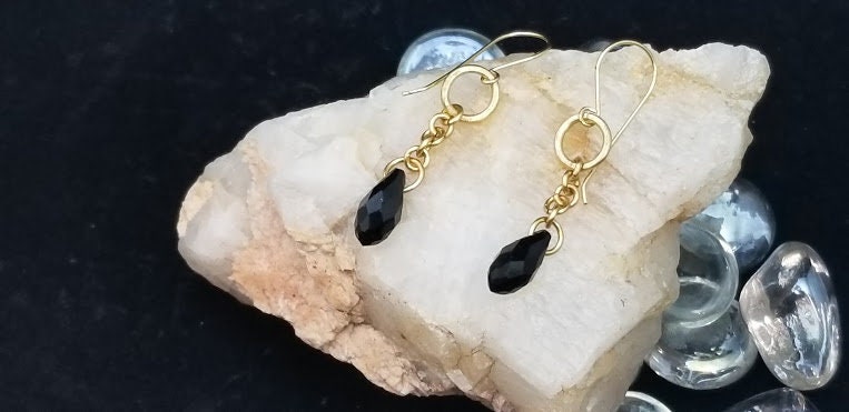 Gehämmerte Juweliere Messing Und Schwarz Glas Tropfen Kette Baumeln Ohrringe Gehämmerte Juweliere Messing Und Schwarz Glas Tropfen Kette Baumeln Ohrringe von InWrapture