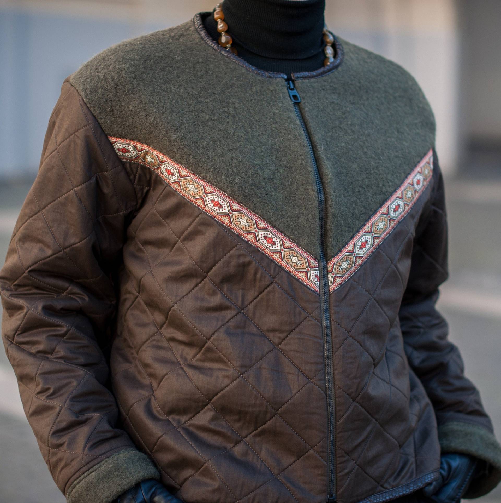 Olivfarbene Bomberjacke, Grüner Bomber Mit Banddekor Und Taschen in Seitennähten Olivfarbene Bomberjacke, Grüner Bomber Mit Banddekor Und Taschen in Seitennähten von InaHandmadeGoods
