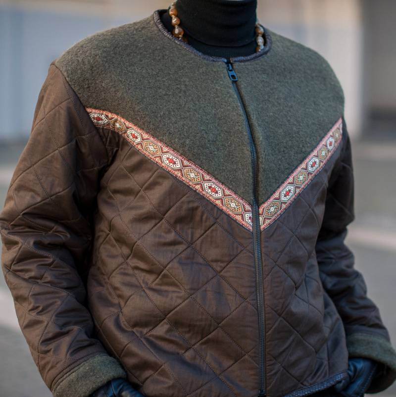Olivfarbene Bomberjacke, Grüner Bomber Mit Banddekor Und Taschen in Seitennähten Olivfarbene Bomberjacke, Grüner Bomber Mit Banddekor Und Taschen in Seitennähten von InaHandmadeGoods