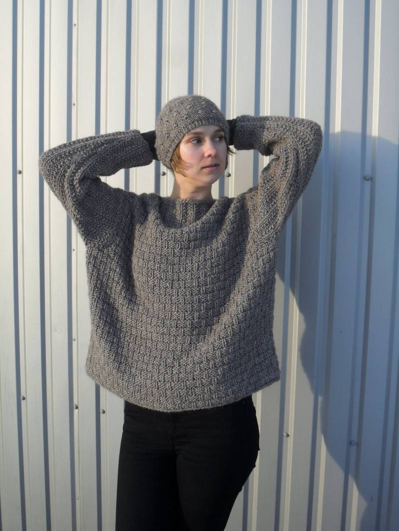 Handgestrickter Großer Alpaka-Wollpullover Grobstrick-Taupe Damenpullover Mit Kupferschimmer, S-M von InakaKnitwear