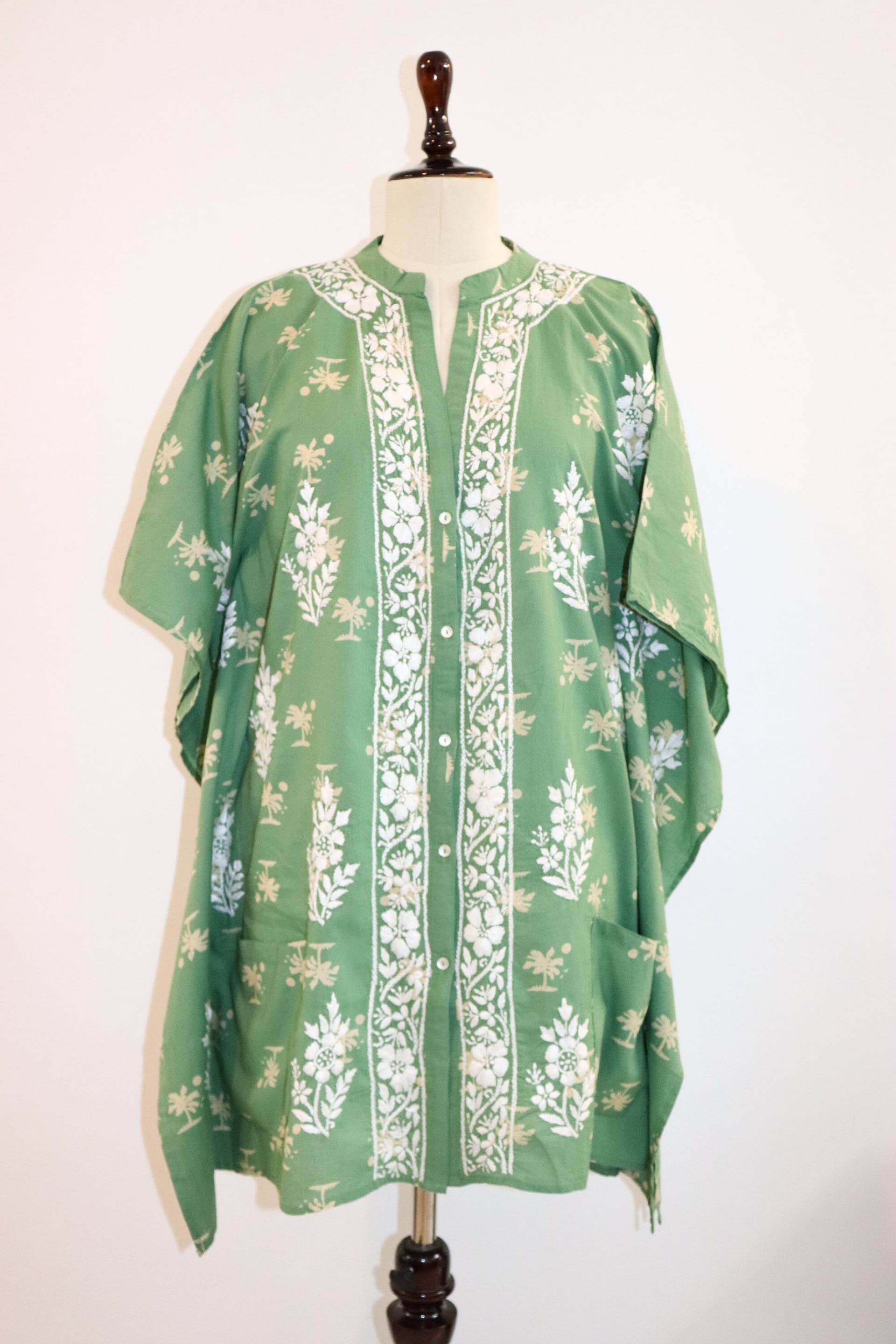 Kurzer Kaftan Aus Baumwolle Mit Kashvi Muster Kurzer Kaftan Aus Baumwolle Mit Kashvi Muster von InayaPoeticThreads