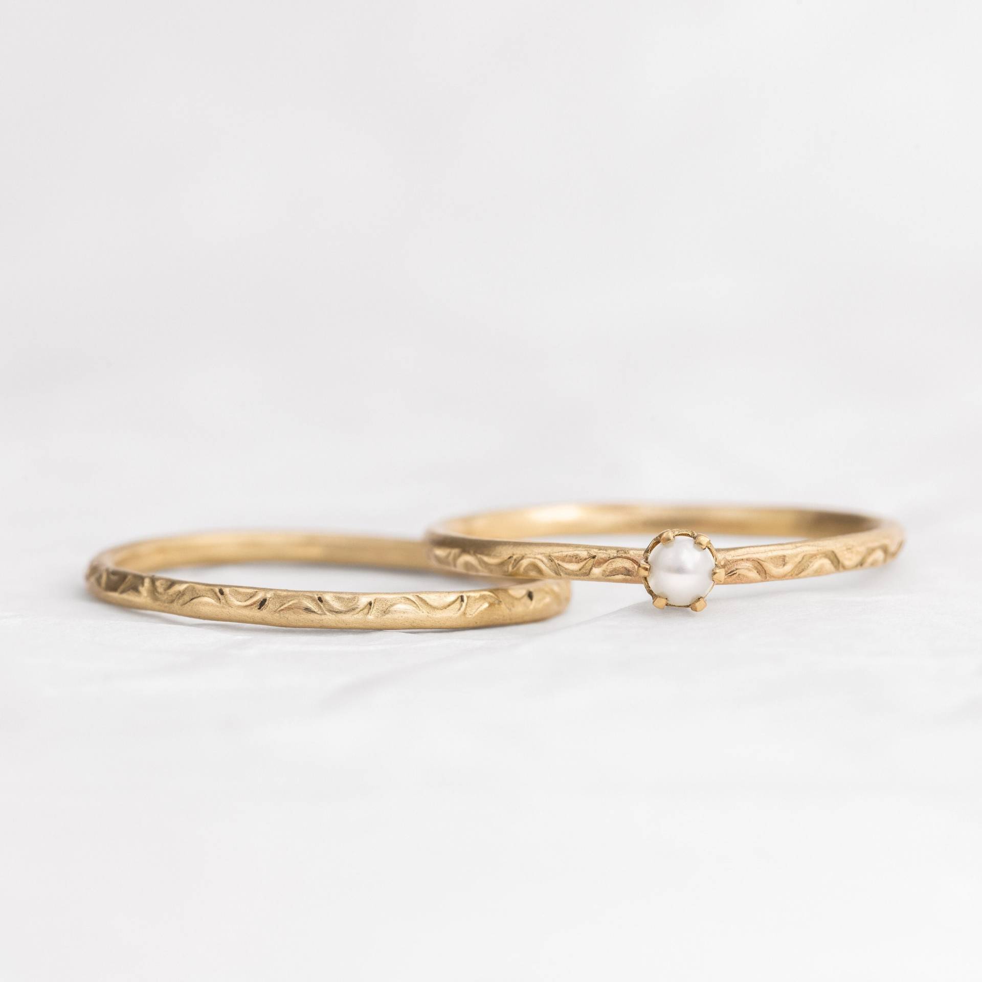 14K Gelbgold Zarte Perle Ehering Set Für Sie, Handgemachter Verlobungsring, Floraler Jugendstil Ring von InbarAlezraki