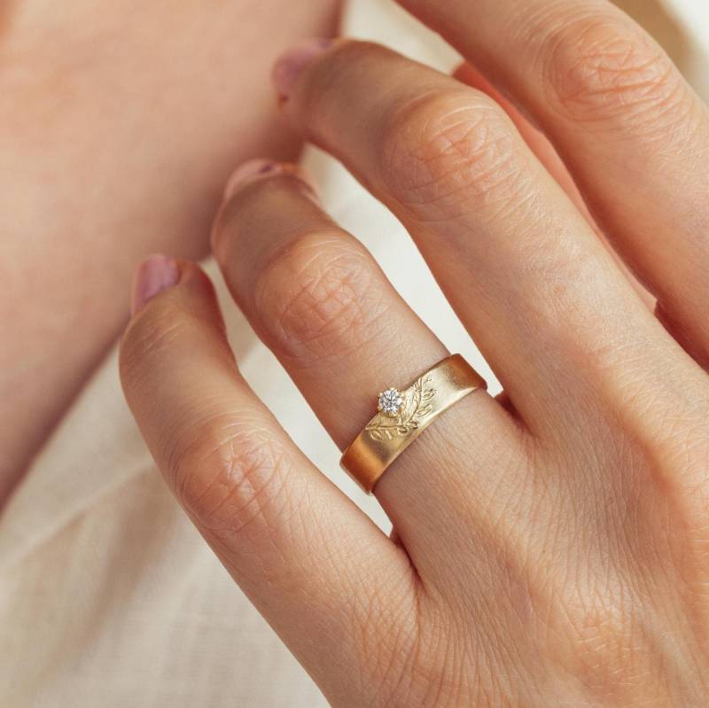 14K Solid Gelb Gold Weizen Graviert Und Diamant Moderne Einzigartige Ehering Für Sie von InbarAlezraki