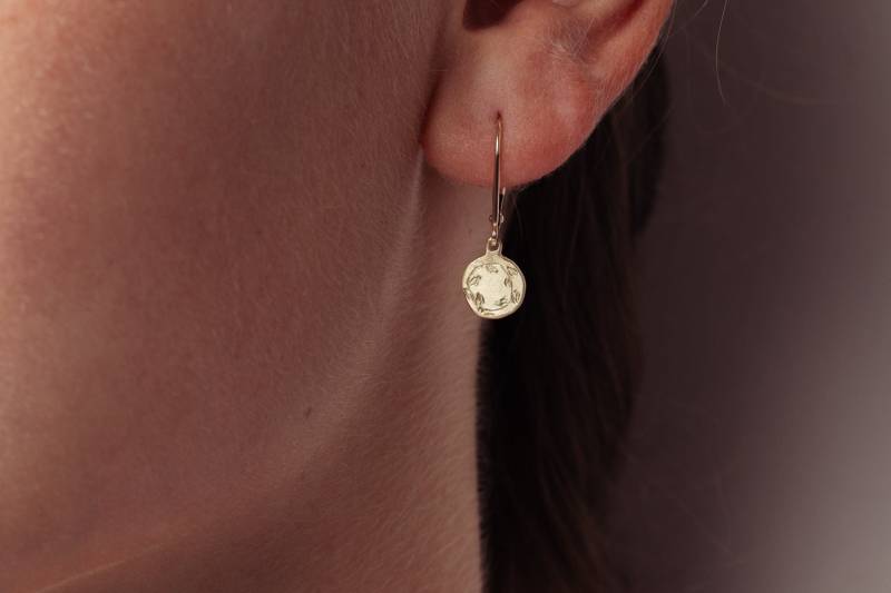 14K Solid Gold Dangle Münze Ohrringe, Floral Gold Baumeln Tiara Gravierte Flowral Jeden Tag Ohrringe von InbarAlezraki
