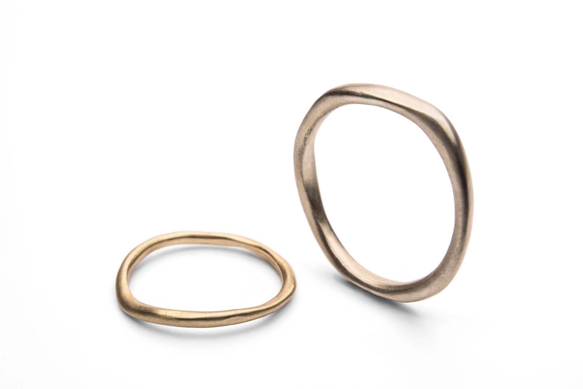 14K Solid Gold Eheringe Für Sie Und Ihn, Passende Trauringe | Handgefertigte Einzigartige Paar Wellenringe von InbarAlezraki