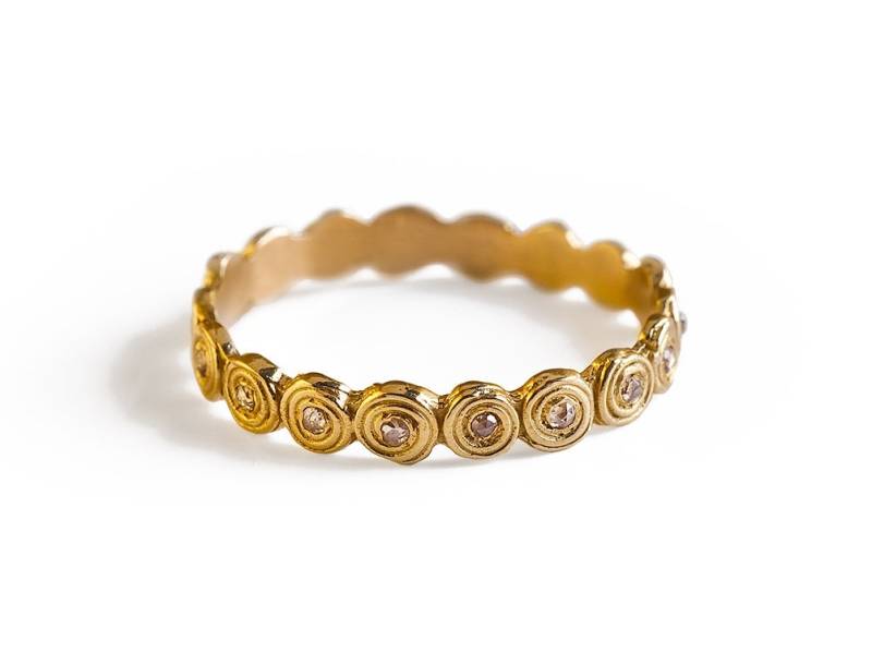 Einzigartige Flache Gepunktet Ring Verlobungsring , Aus 18K Gold Mit Rosecut Diamant von InbarAlezraki