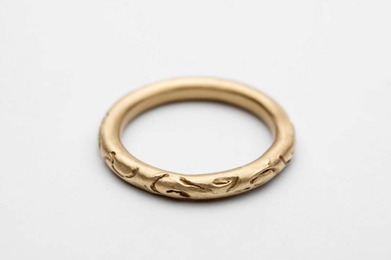 Einzigartiger Hochzeit Band, 14K Solid Gold Ehering, Spitze Detaillierung Goldring von InbarAlezraki