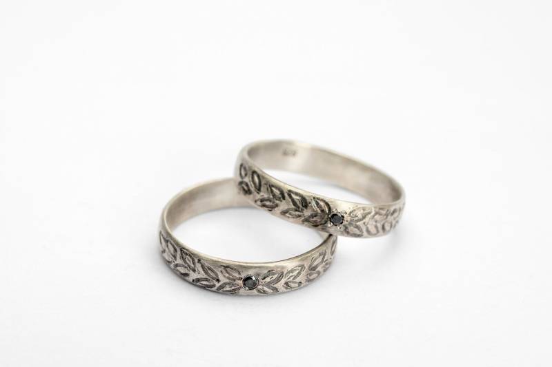 Einzigartiges Rebe Blatt Paar Ehering Set. Handgemachte Sterling Silber Passende Eheringe Mit Einem Kleinen Schwarzen Diamanten, Oxidiertem von InbarAlezraki