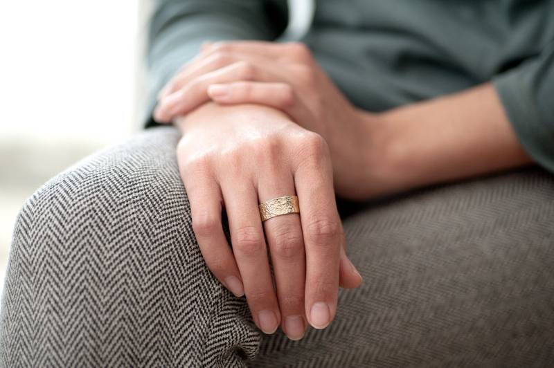 Frauen Ehering, Breit 14K Gold Solide Textur Ring von InbarAlezraki