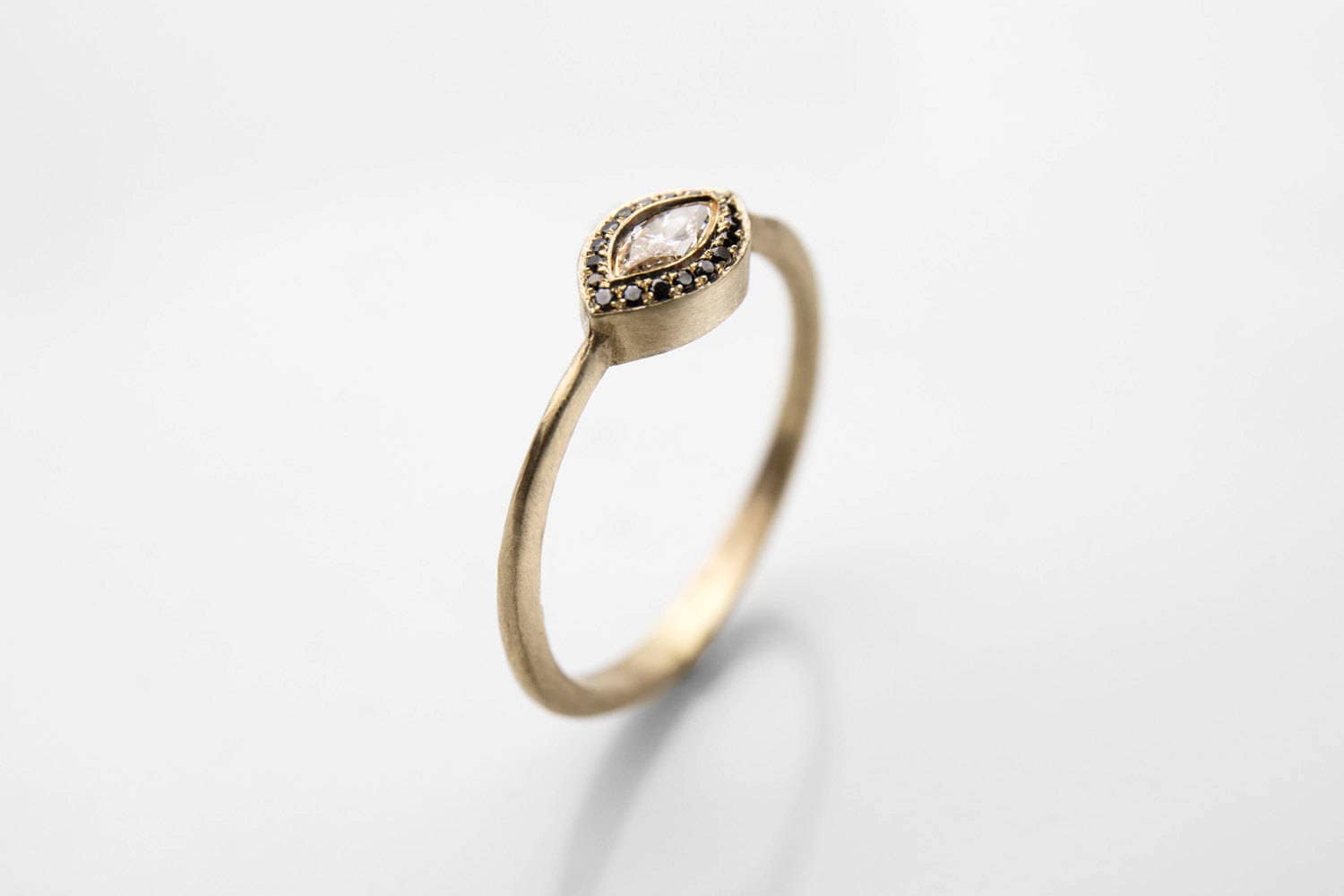 Ost-West-Marquise-Verlobungsring, 14K Solid Gold Ring, Schwarze Diamanten Und Weißer Diamant Schutz Auge Frauen Ring von InbarAlezraki