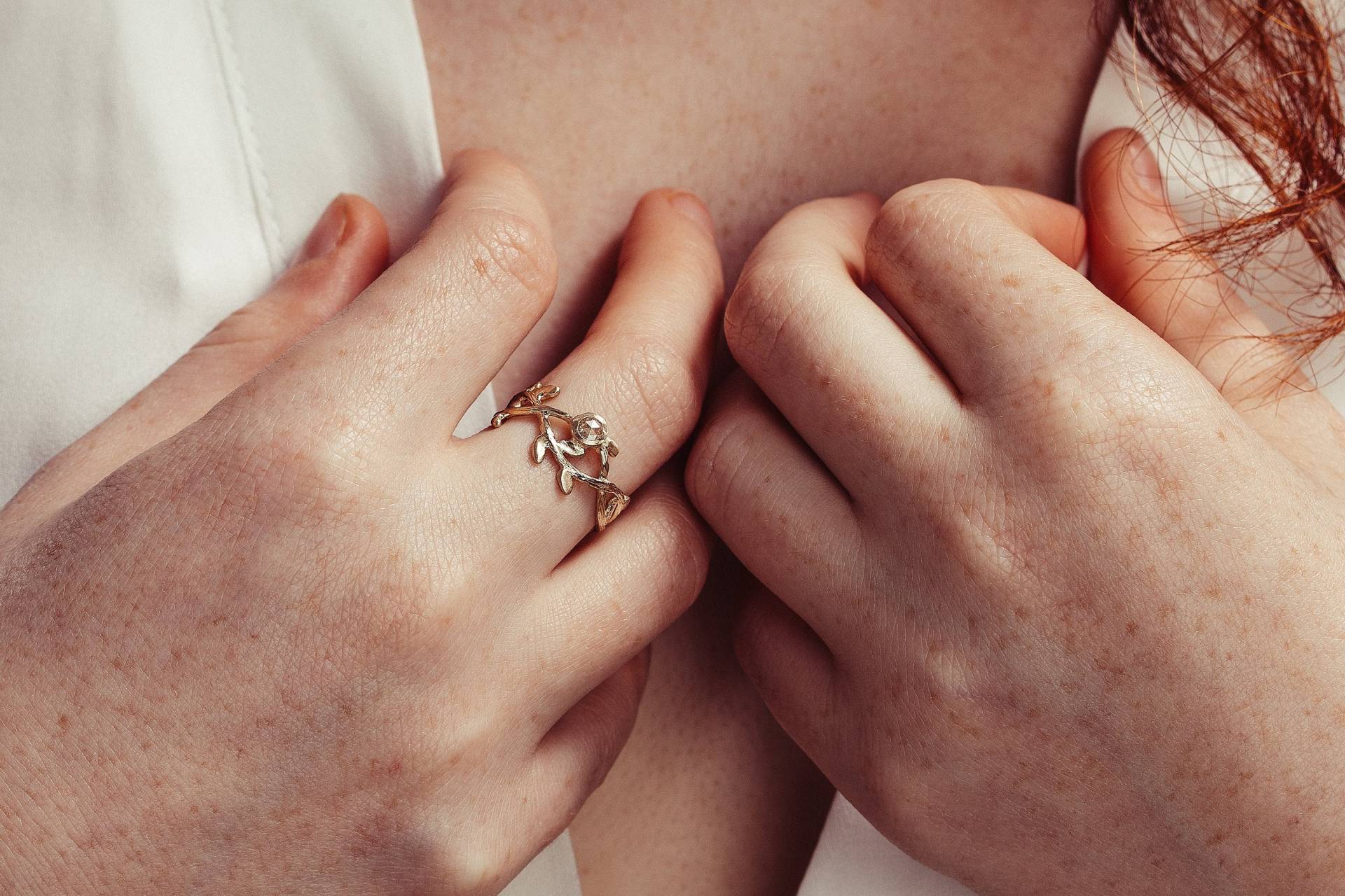 Zweig Diamantring, Diamantring Im Blatt-Rosenschliff, 14K Gold Zarte Natur Inspiriert Ring, Kranz Krone Ehering von InbarAlezraki