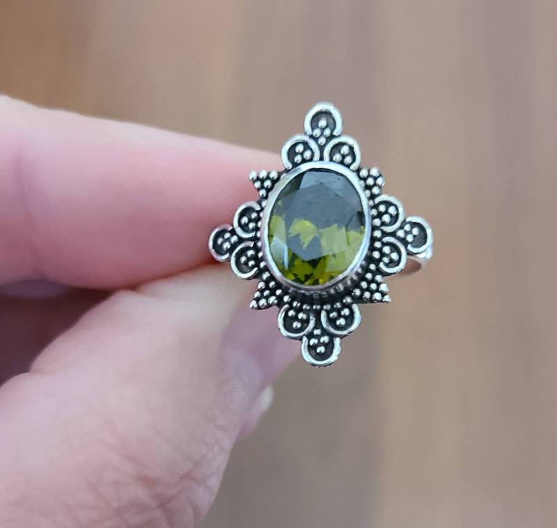 Echte Grüne Peridot Oval Edelstein Ring 925 Sterling Silber Filigrane Raute Form Statement Band August Geburtsstein von IncarnationLLC