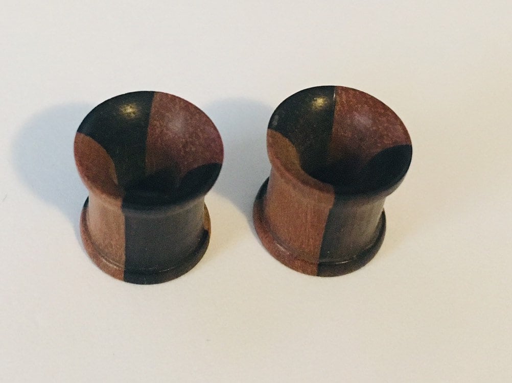 Handgeschnitzte Holz Ohr Plugs Braun Schwarze Tunnel, Durchmesser 6 Mm 2G Oder 8 0G Handgeschnitzte Holz Ohr Plugs Braun Schwarze Tunnel, Durchmesser 6 Mm 2G Oder 8 0G von IncarnationLLC