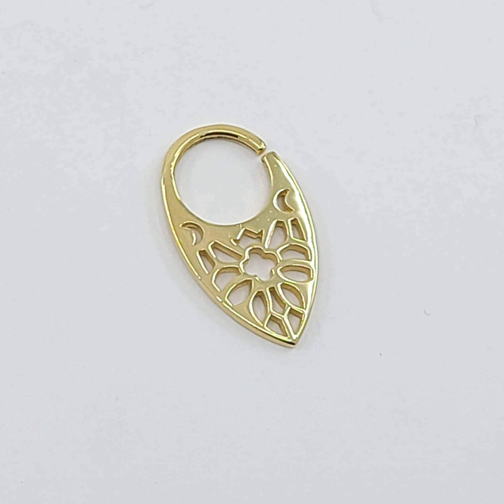 10K Gelbgold Mond Phase Septum, Kathedrale, Architektonisch, Floral, Gothic, Filigran, Religiös, Glasmalerei, Kreuz Nasenring, 16G, 18G 10K Gelbgold Mond Phase Septum, Kathedrale, Architektonisch, Floral, Gothic, Filigran, Religiös, Glasmalerei, Kreuz Nasenring, 16G, 18G von InchooBijoux