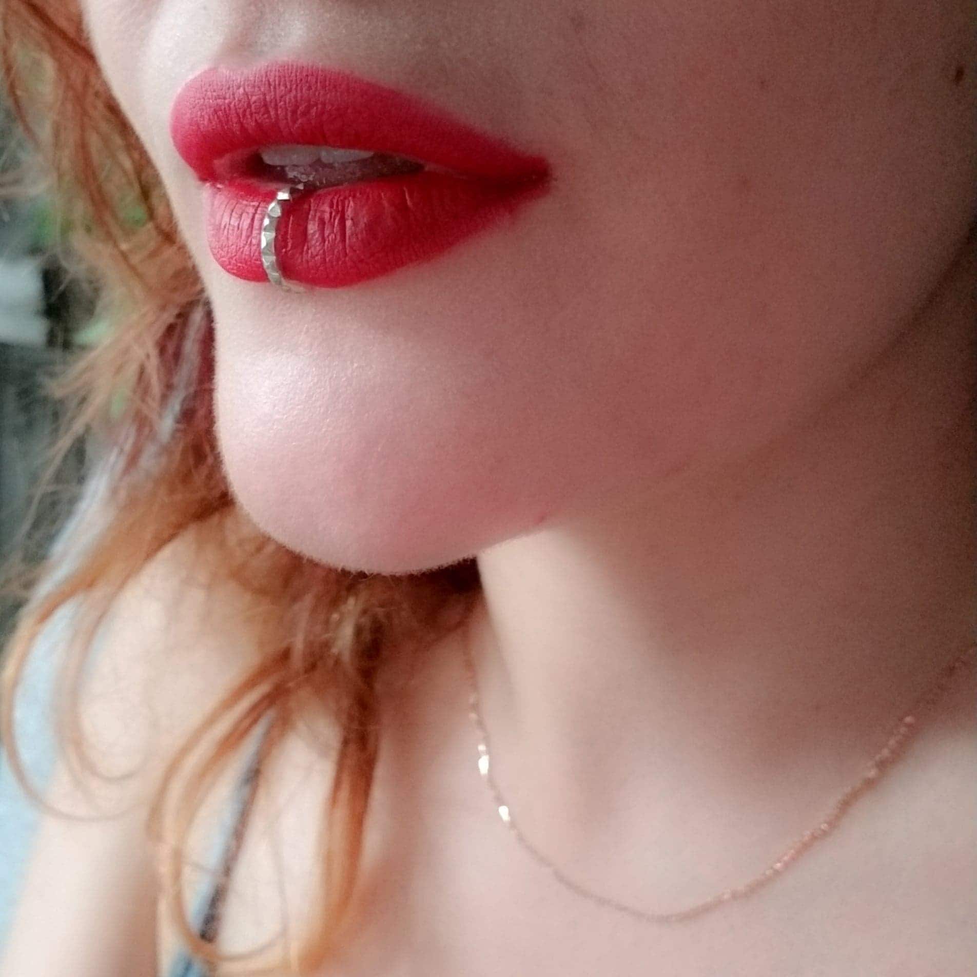 Beschlagene Lippenmanschette, Lippen Schmuck, Fake Ring, Mode, Statement, Faux Lippe Piercing, Stud, Gothic, Punk, Rocker, Alternative, Witchy von InchooBijoux