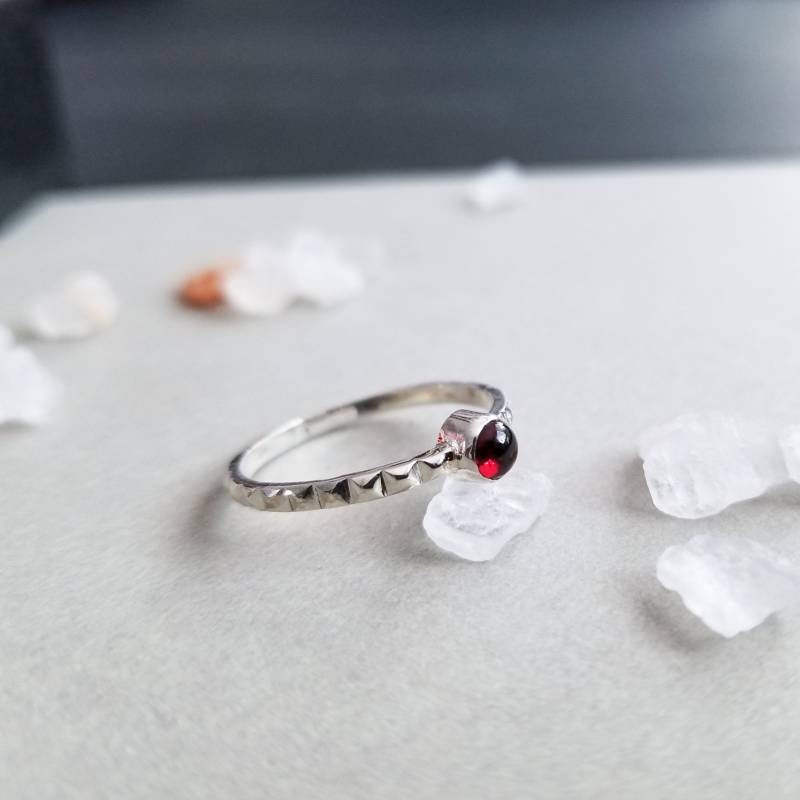 Granat Blutstropfen Ring, Roter Edelstein Januar Geburtsstein, Rocker, Goth, Vampir, Cabochon, Zart, Stapelbar, Dark Souls von InchooBijoux