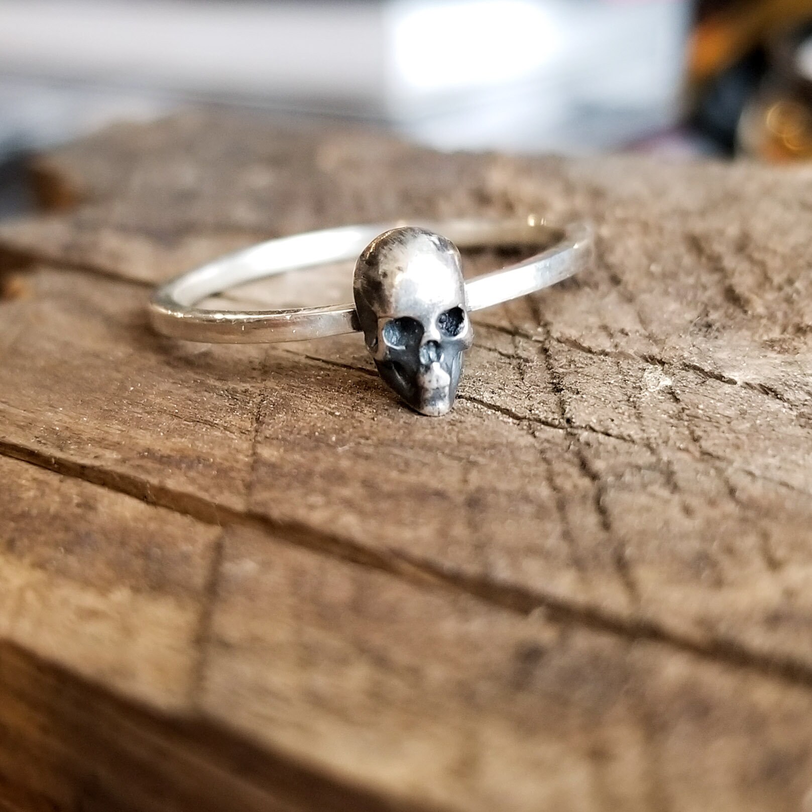 Kleiner Silber Minimal Totenkopf Skull Ring, Liebesring, Romantisch, Biker Schmuck, Memento Mori, Alternative Mode, Einfach, Witchy, Goth, Zauberer von InchooBijoux