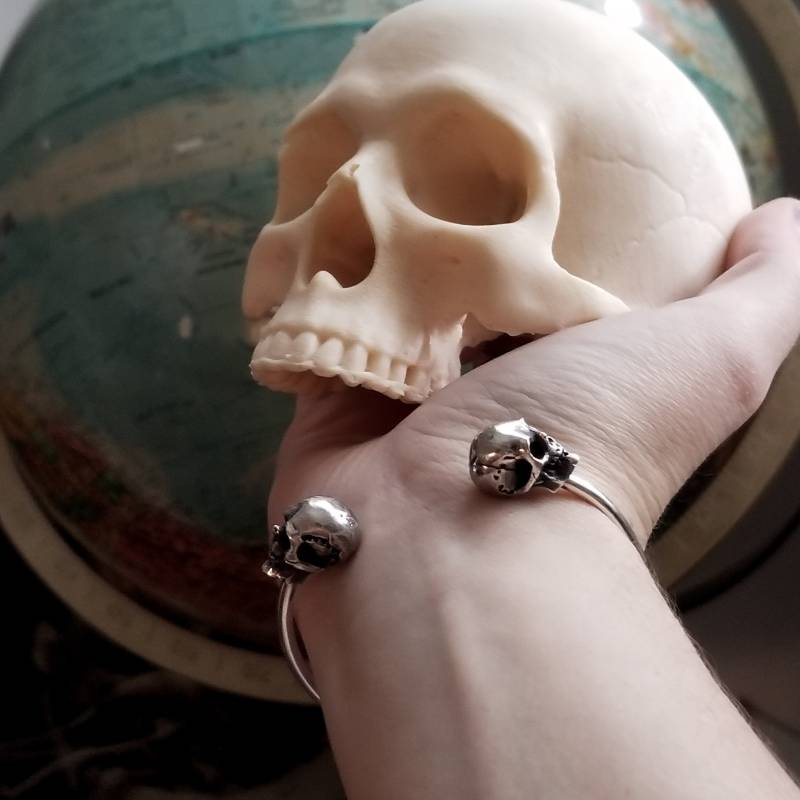 Silber Totenkopf Armreif, Verstellbare Armspange, Gothic, Biker Schmuck, Alternativ, Witchy, Goth Fashion, Steampunk, Halloween, Skelett von InchooBijoux