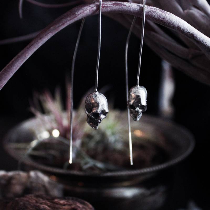 Totenkopf Hängeohrringe, Goth Ohrringe, Gothic Schmuck, Gruselig Niedlich, Boho, Pastel Goth, Witchy, Kuriositäten, Halloween, Craneo von InchooBijoux