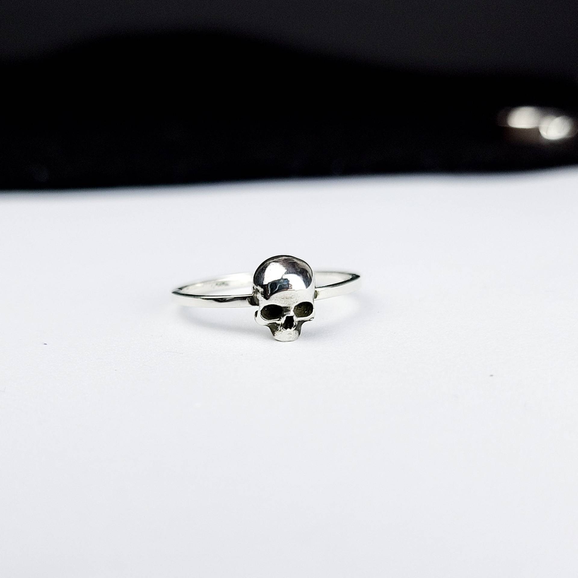 Versandfertig, Last Minute Geschenk, Urlaub, Weihnachten, Kleiner Silber Totenkopf Ring, Minimalist, Minimal, Präparierter Schmuck, Bone, Wicca von InchooBijoux
