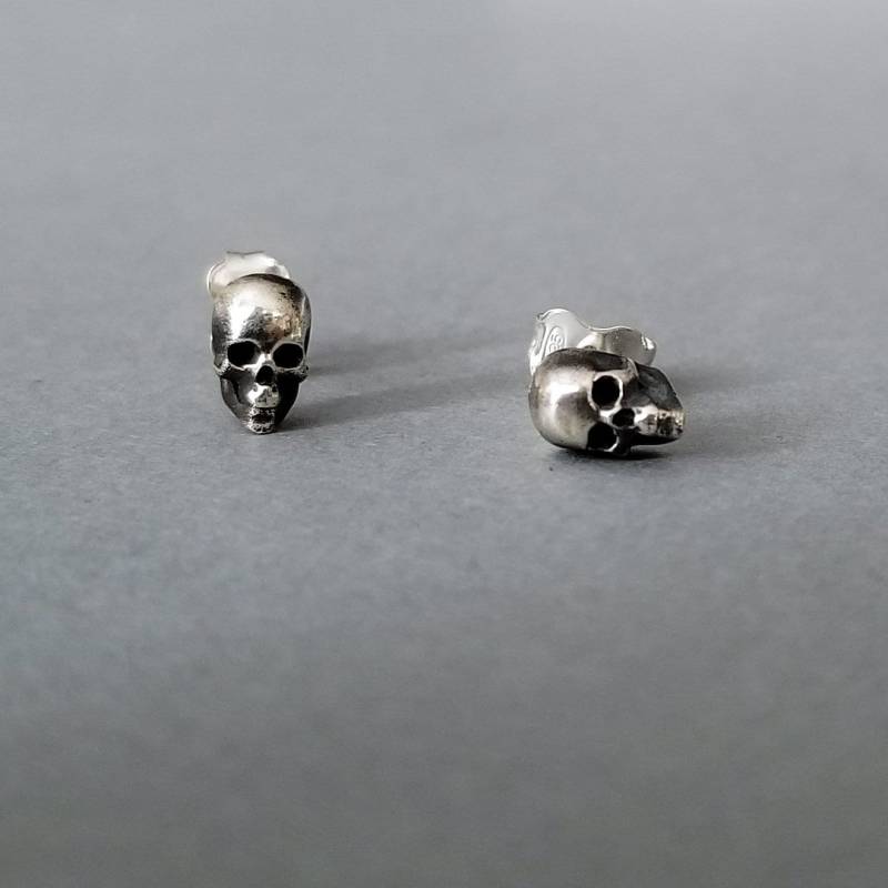 Versandfertig, Urlaub, Weihnachten, Last-Minute-Geschenk, Kleine Totenkopf-Ohrringe, Gothic Accessoires, Dark Fashion, Silber Minimal Ohrstecker von InchooBijoux