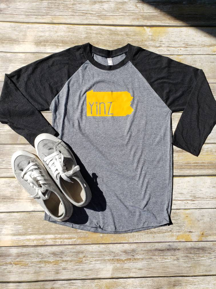 Yinz Pittsburgh Raglan 3/4 Ärmel T-Shirt - Shirt von InclinedDesignsPgh