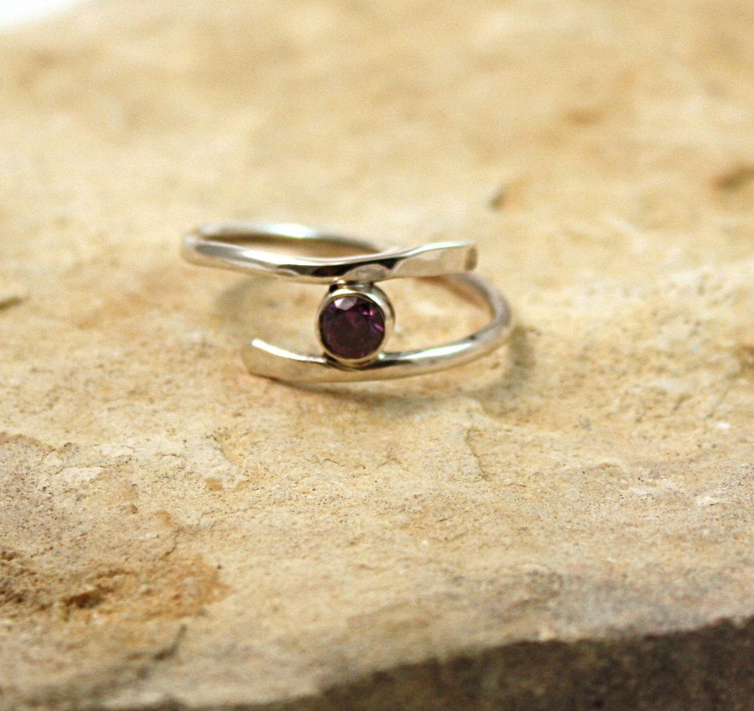 sterling Einfache Bypass Ring Mit 4mm Amethyst Cz sterling Einfache Bypass Ring Mit 4mm Amethyst Cz von InclusionsArts