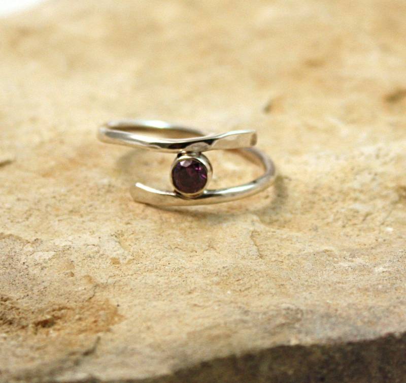 sterling Einfache Bypass Ring Mit 4mm Amethyst Cz sterling Einfache Bypass Ring Mit 4mm Amethyst Cz von InclusionsArts