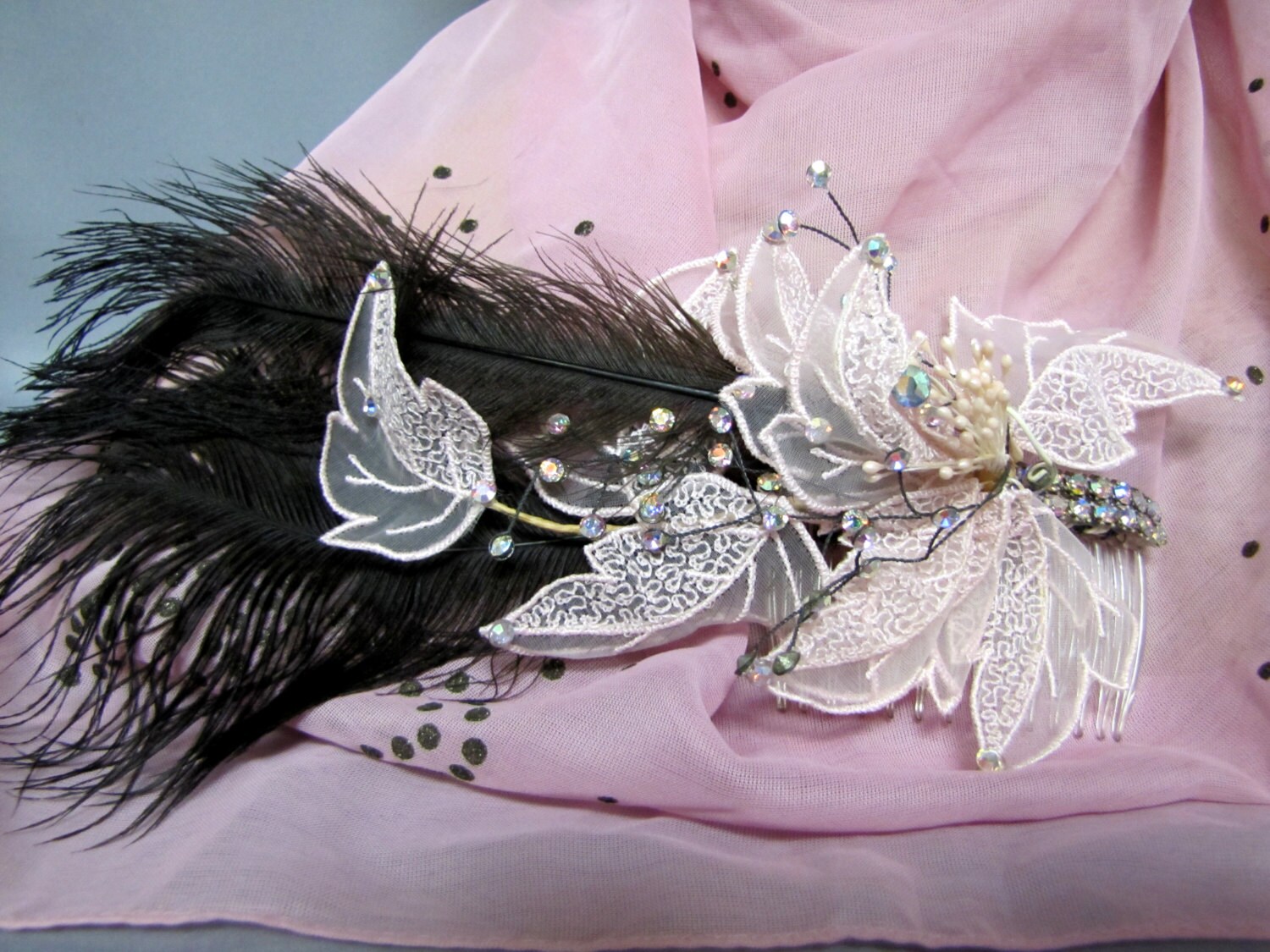 20Er Jahre Stil Rosa Flapper Fascinator Haarkamm, Mit Straußenfedern, Kristallen & Perlen von IncogneetoVintage