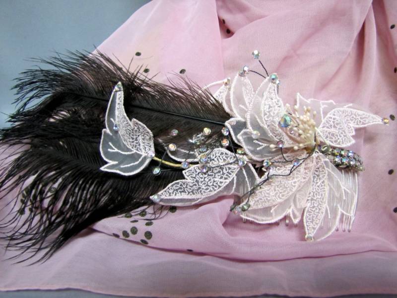 20Er Jahre Stil Rosa Flapper Fascinator Haarkamm, Mit Straußenfedern, Kristallen & Perlen von IncogneetoVintage