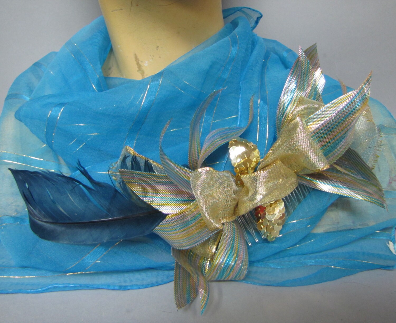 50Er Jahre Rockabilly Fascinator Haarkamm, Mit Aqua Feder & Satin Band von IncogneetoVintage