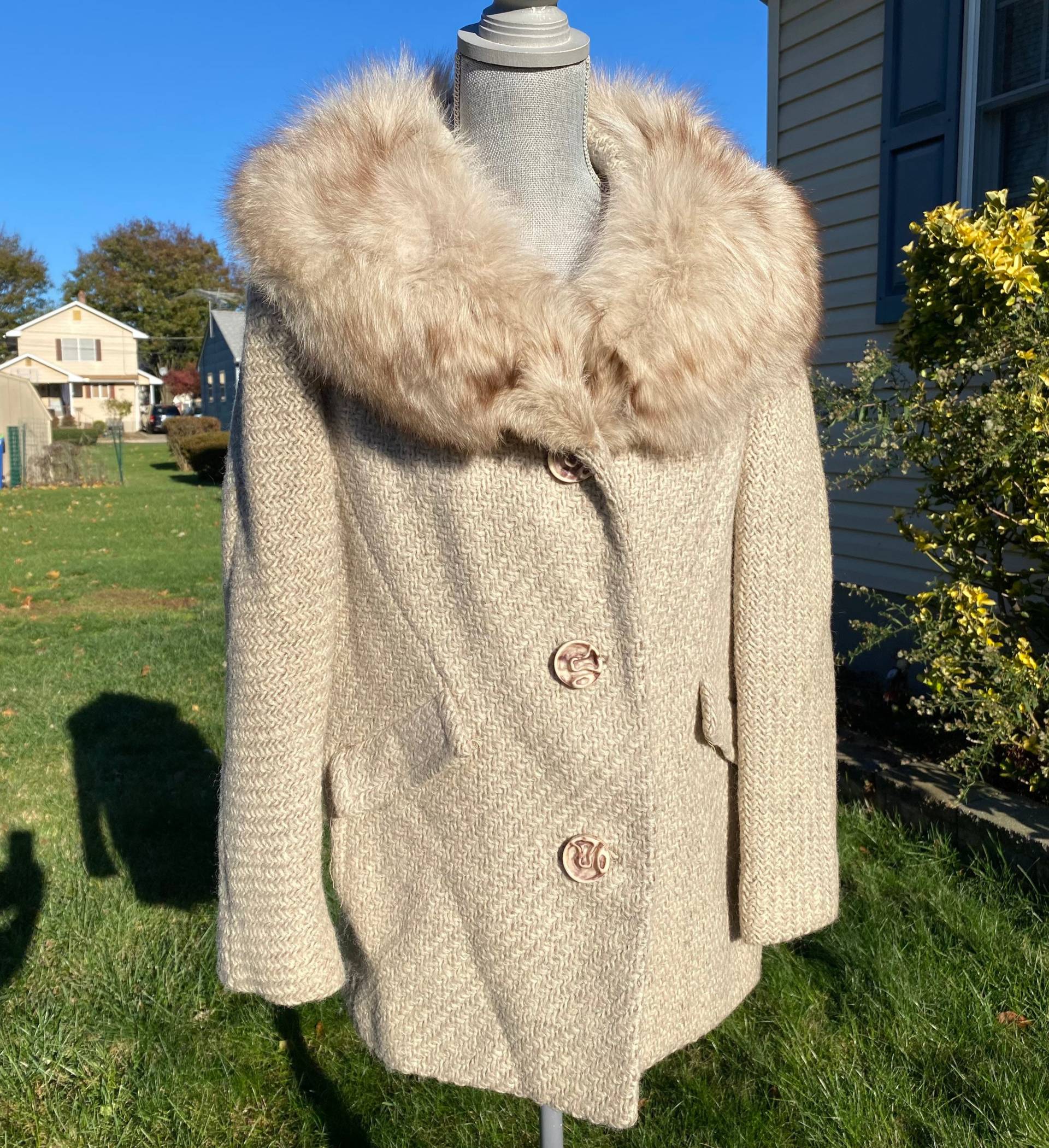 60Er Boucle Wollmantel Mit Fuchs Pelzkragen, Gr. 10-12 von IncogneetoVintage