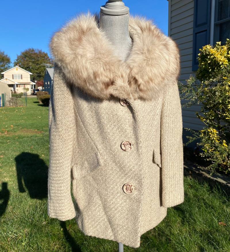 60Er Boucle Wollmantel Mit Fuchs Pelzkragen, Gr. 10-12 von IncogneetoVintage