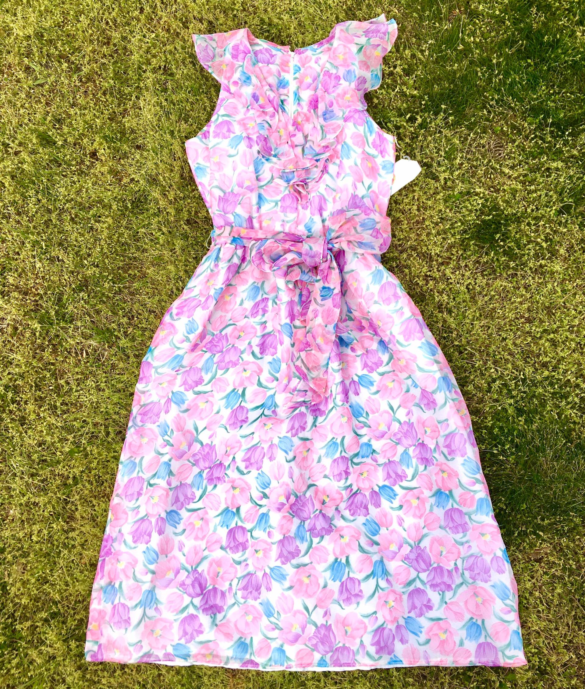80Er Jahre Vintage Pink Floral Chiffon Kleid Mit Rüschen, Größe Klein Bis Mittel von IncogneetoVintage