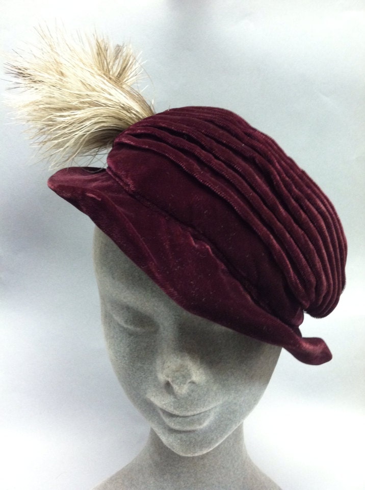 Anfang Der 1940Er Jahre Vintage "New York Creation", Maroon Velvet Fast Cloche Stil Hut Mit Feder von IncogneetoVintage