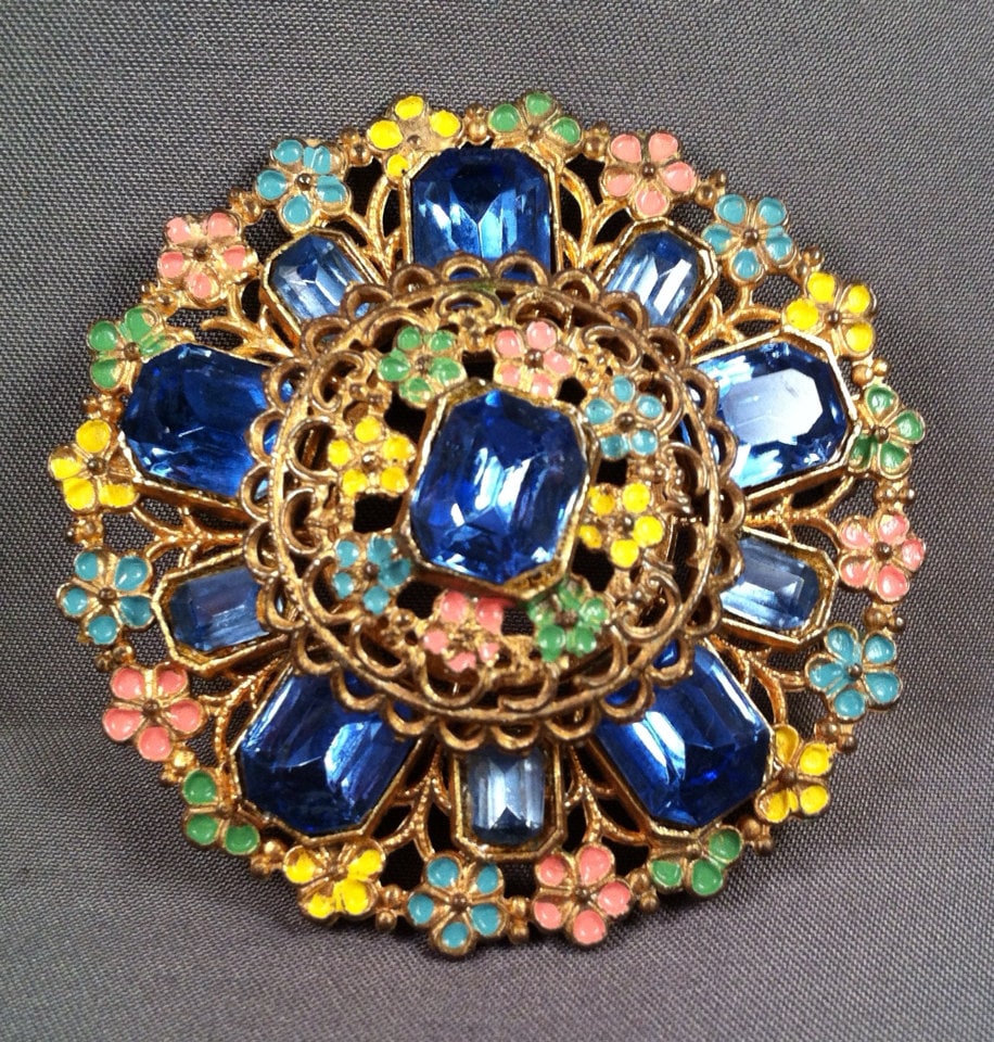 Antique 1930 Gold Vergoldet Filigree Brosche/Wunderschöne Blaue Rhinestones Und Emaille Pin von IncogneetoVintage