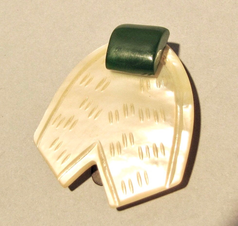 Art-Deco 1940 Kleid Clip, Echte Geschnitzte Mutter Von Pearl & Grün Bakelite 40Er Jahre Clip von IncogneetoVintage