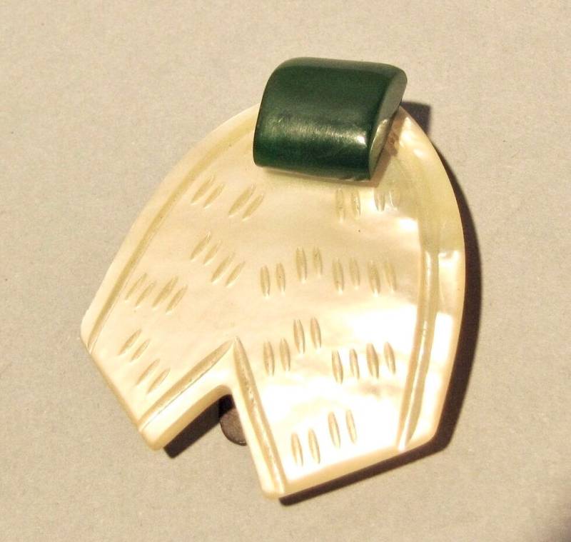 Art-Deco 1940 Kleid Clip, Echte Geschnitzte Mutter Von Pearl & Grün Bakelite 40Er Jahre Clip von IncogneetoVintage