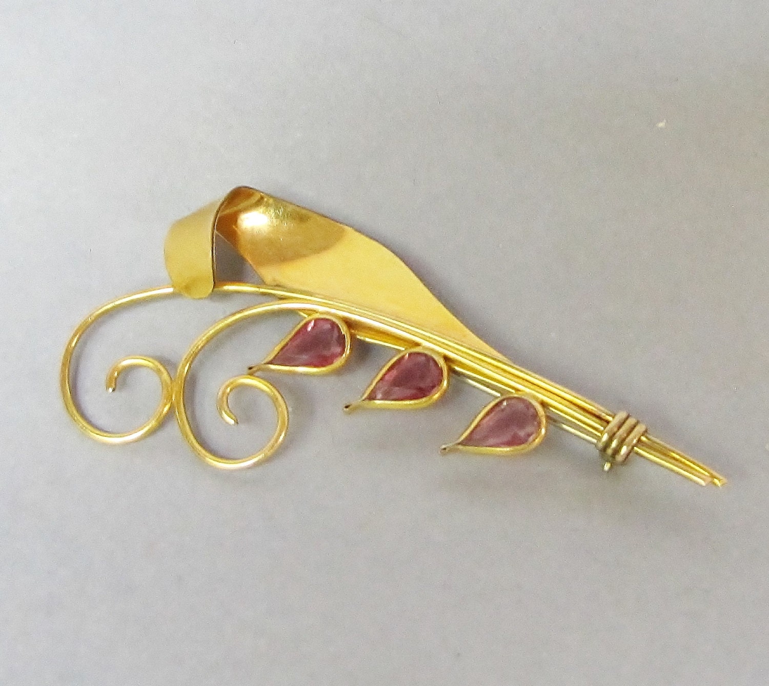 Art Deco Vintage Ende 40Er/Anfang Der 1950Er Jahre, Signiert "M & O", 1/20 12K Gold Filled Pin, Rosa Steine von IncogneetoVintage