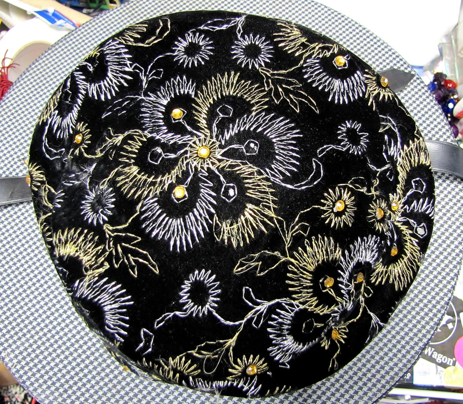 Atemberaubender "G. Howard Hodge" Vintage 1950Er Frühe 1960Er Toque Bestickte Samt Pillbox Mütze von IncogneetoVintage