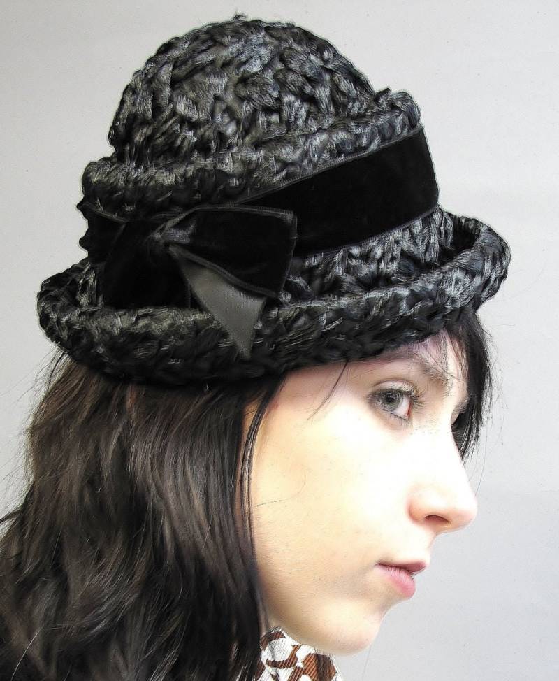 Entzückender Vintage 1950Er Schwarz Straw Beanie Style Mini Hut Mit Velvet Bow von IncogneetoVintage