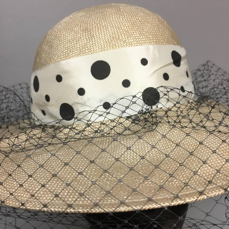 Jahrgang 1970 Stroh Wide Brim Hut, Mit Polka Dots, Netting Und Bogen, Super Süß von IncogneetoVintage