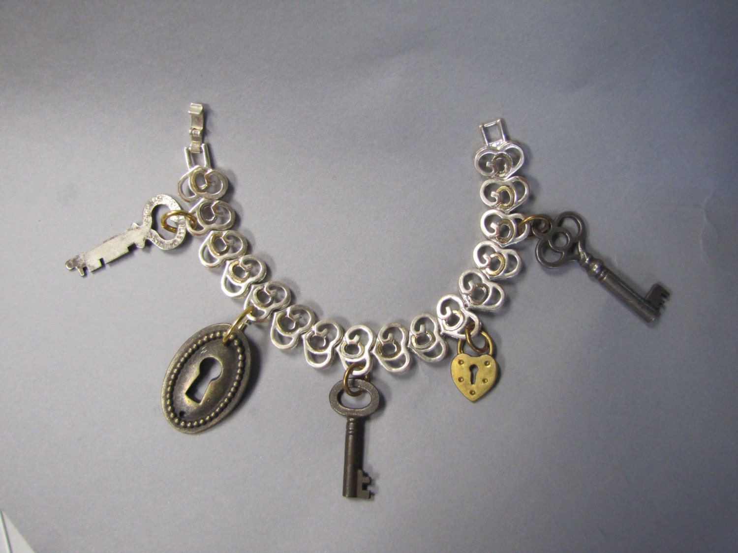 Original Steampunk Bettelarmband Mit Verschluss Und Antiken Skeletttasten, St. John Armband von IncogneetoVintage