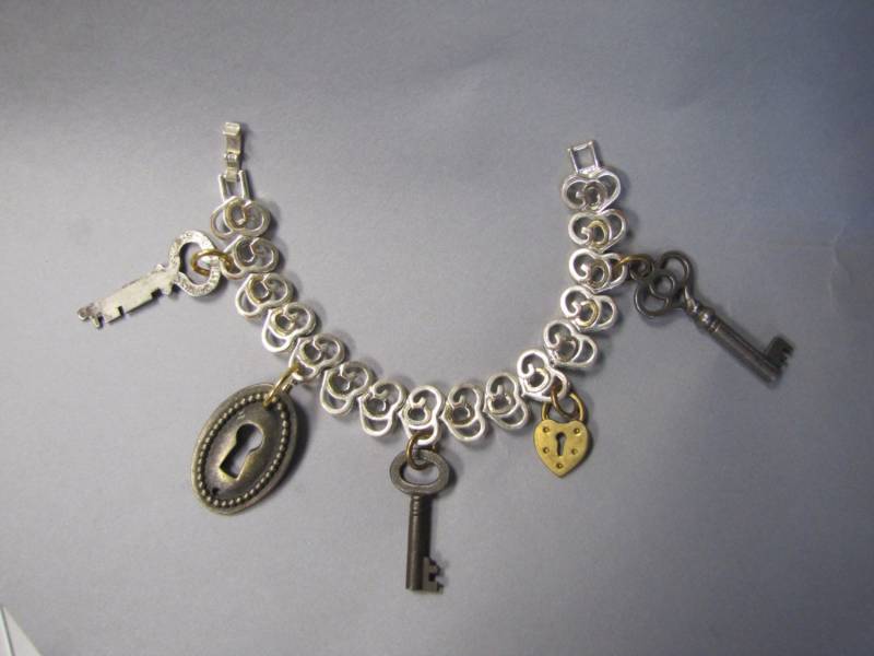 Original Steampunk Bettelarmband Mit Verschluss Und Antiken Skeletttasten, St. John Armband von IncogneetoVintage