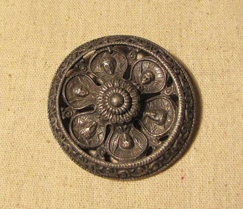 Renn Faire Cloak Verschluss Vintage 1960 Angel Gesichter Pin Antik Silber Brooch von IncogneetoVintage