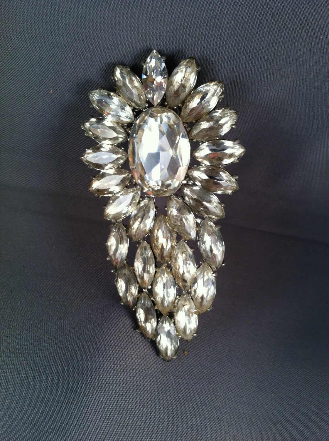 Seltene Große Doktor Kleid Clip, Vintage 1930 Schillernden Strass Statement Stück, Brosche Pin von IncogneetoVintage