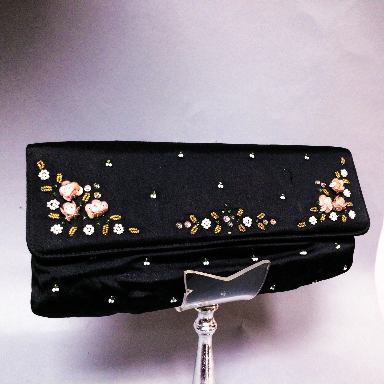 Soure' Designer Clutch Tasche, Schwarzer Satin 1950Er Jahre Perlen & Pailletten Geldbörse Soure' Designer Clutch Tasche, Schwarzer Satin 1950Er Jahre Perlen & Pailletten Geldbörse von IncogneetoVintage